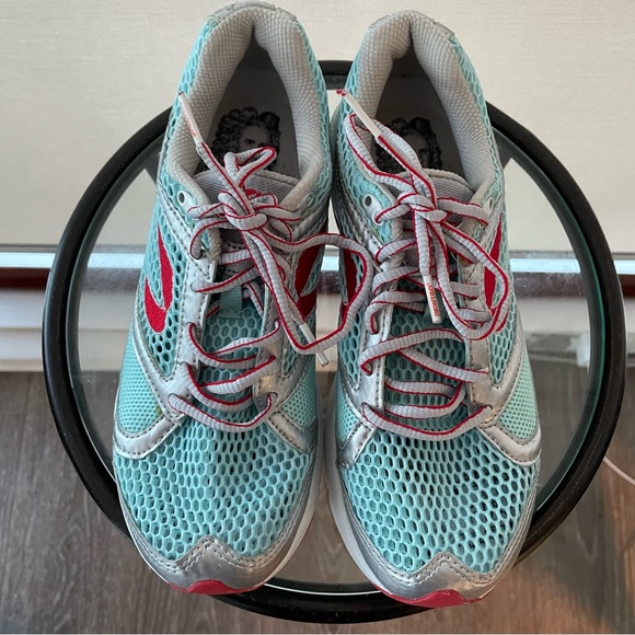Newton running shoes in lightly used condition. Get it here for a steal! Size 7 - Picture 2 of 8